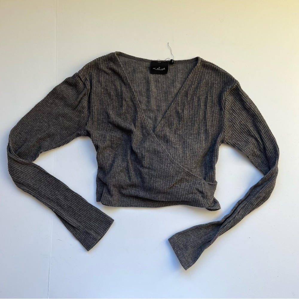 UO Under Armor V-Neck Grey Long Sleeve Shirt Size Small
